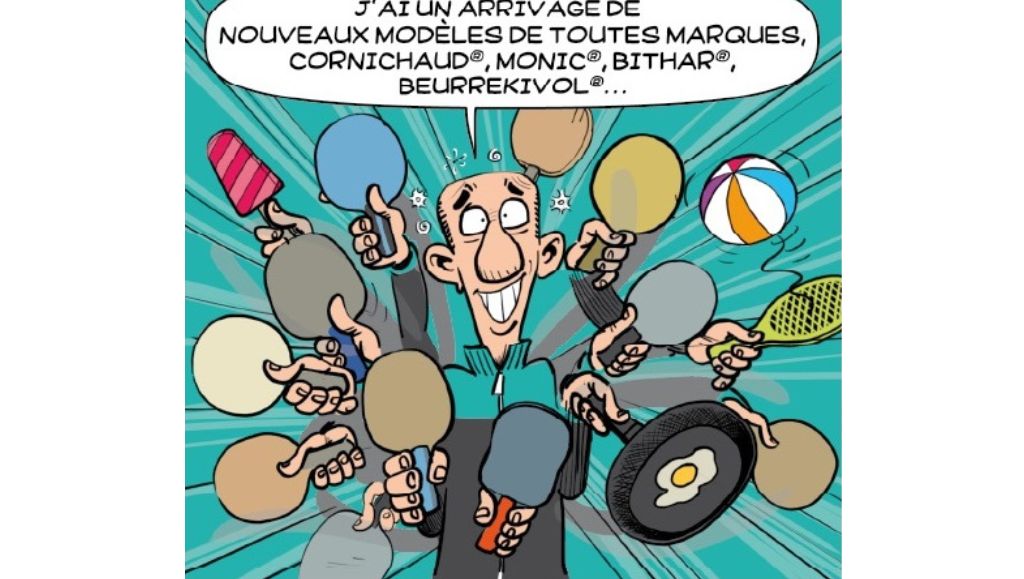Bertrand, le vendeur de la boutique Wog Sport présente une quinzaine de modèles de raquettes à acheter en même temps et en agitant ses bras. Il y a même une glace, une poêle, un ballon de plage dans le lot ! Il annonce un florilège de marques de tennis de table détournées comme "Cornichaud".