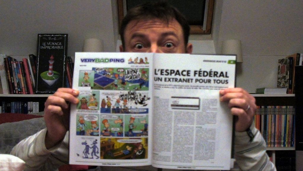 Last est content de montrer la première publication Very Bad Ping à savoir la page du magazine avec la planche. La photo est floue mais c'est fait exprès pour ne pas trop spoiler. Last a juste les yeux au-dessus de la revue.