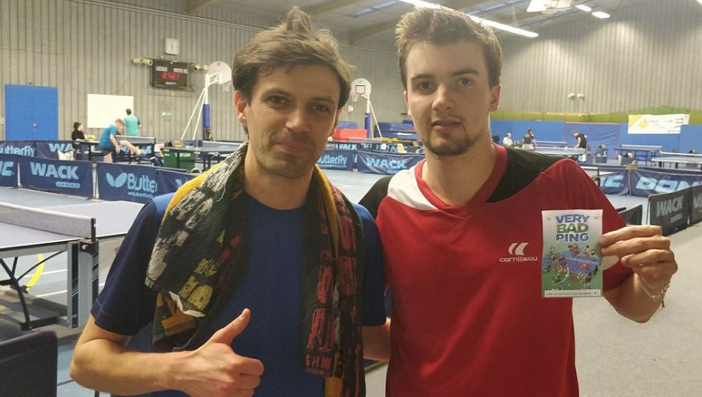 Photo prise dans la salle du tournoi de Saint-Arnoult-en-Yvelines en 2018. Badus et avec Romain LORENTZ (qui tient un prospectus Very Bad Ping).